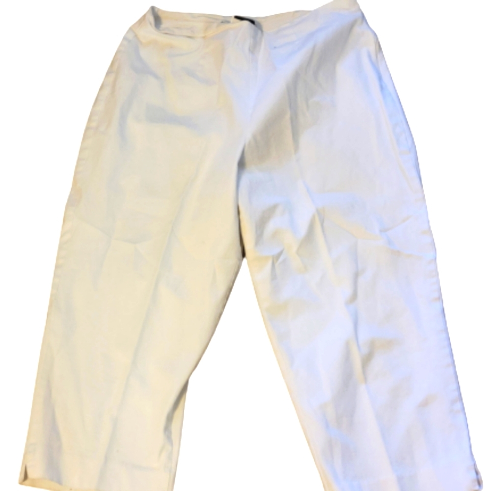 Clio white linen stretch Knee knocker pants with side zipper closure. Size 10.